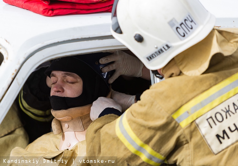 Спасти за несколько минут: томские пожарные на скорость помогли пострадавшим в ДТП