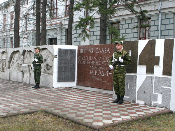 Реконструкция памятника политехникам, погибшим в годы войны, завершена