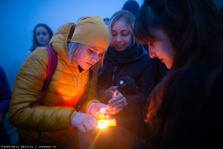 Томичи зажгли свечи в Лагерном саду, чтобы «осветить дорогу» пропавшим детям