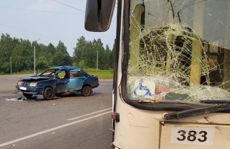 Четверо попали в больницу после столкновения ВАЗа и троллейбуса в Томске