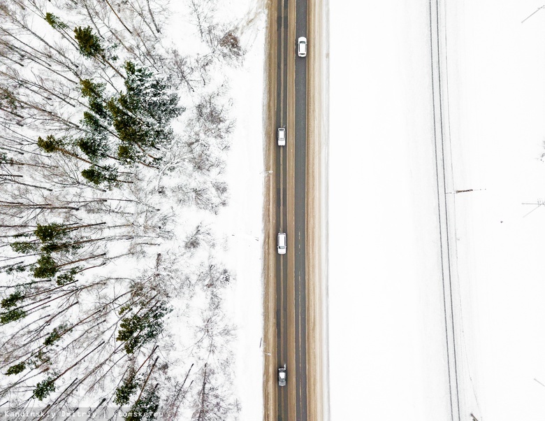 Плохая видимость, ветер и снежные заносы наблюдаются на дорогах Томской области