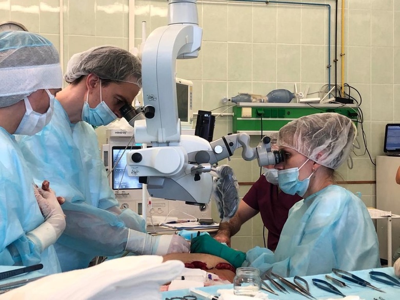 Операции по новой технологии реконструкции женской груди провели в НИИ микрохирургии