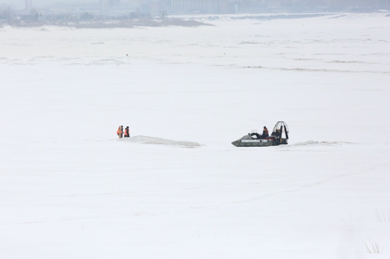 На Оби погиб водитель провалившегося под лед снегохода