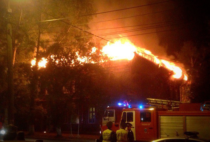 Пожарные спасли человека из горящего дома на Вершинина (фото)