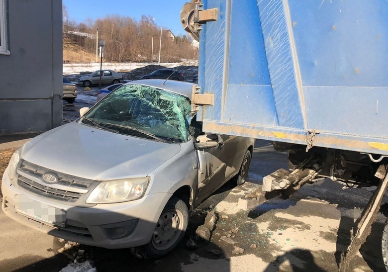 В томском дворе мусоровоз без водителя разбил машину с людьми в салоне