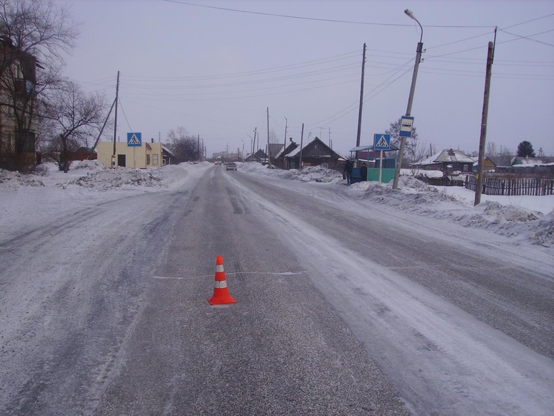 В Асино Lada сбила двух пешеходов, шедших по дороге