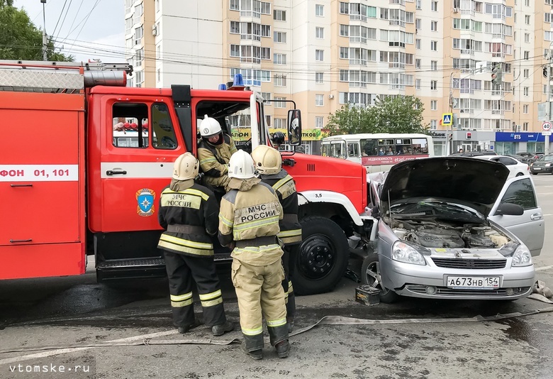 Пожарная машина врезалась в «Приору» на Иркутском тракте