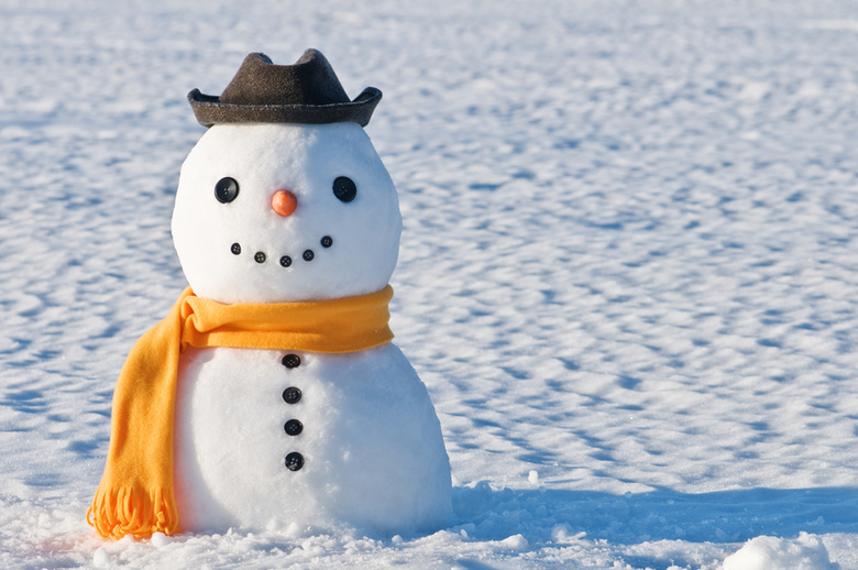 В праздники на Новособорной «живой» снеговик пугал прохожих (видео)