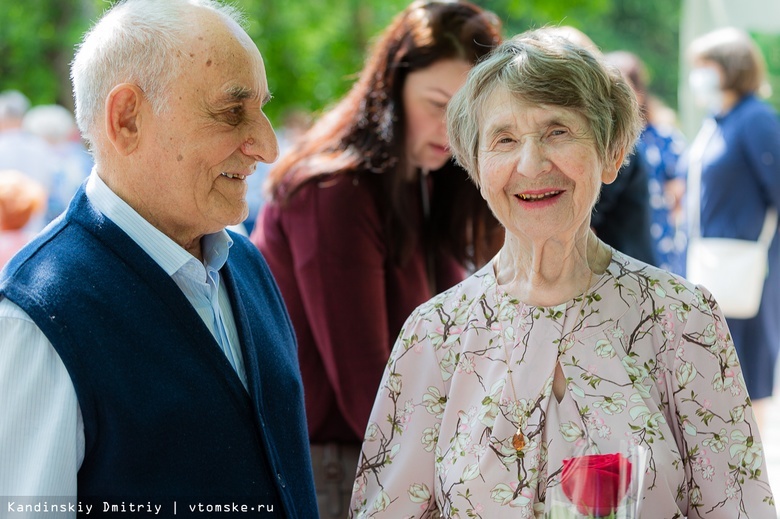Томские пары, прожившие в браке более 25 лет, наградили медалями «За любовь и верность»