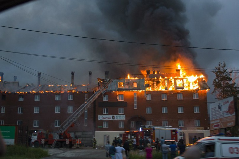 На переулке Знаменском второй час тушат пожар в офисном здании (фото)