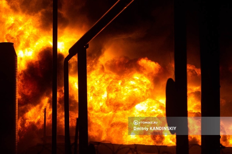 Столб из огня и дыма: крупный пожар произошел на складе Wildberries. Видео