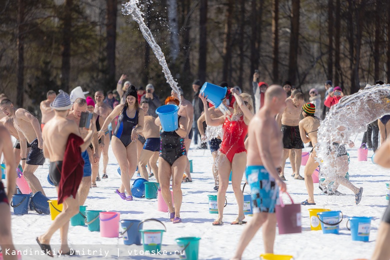 «Омолаживает душу»: массовое обливание водой прошло в Томске