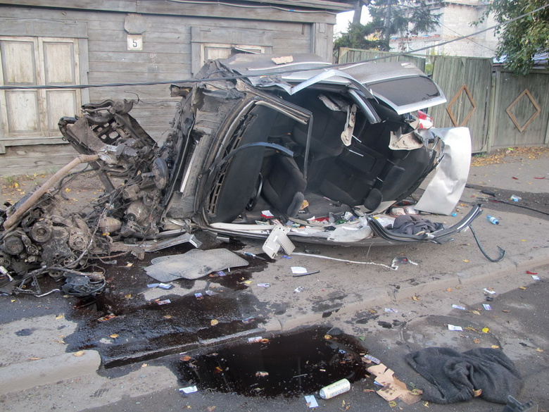 В Томске Opel врезался в столбы и перевернулся, погиб пассажир