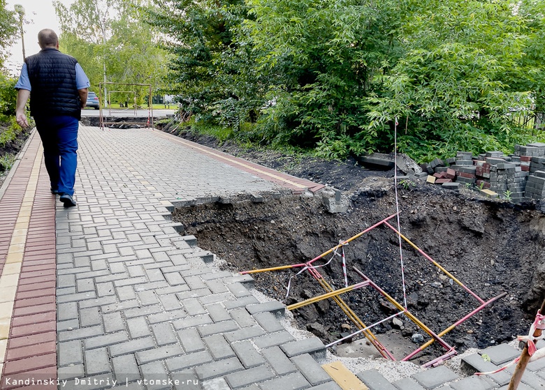 Новый тротуар на ул.Нахимова раскопали из-за дефекта на сетях