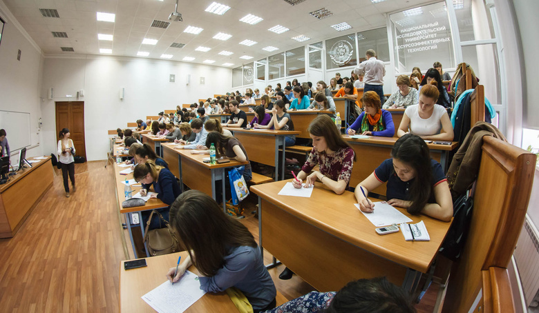 Более 50 томичей пришли проверить школьные знания на всероссийской контрольной в вузах