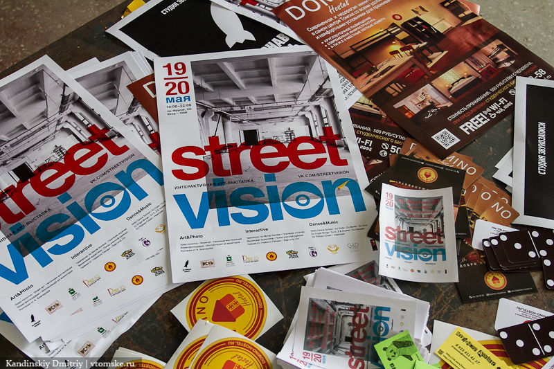 Первые посетители выставки Street vision помогали монтировать инсталляцию (фото)