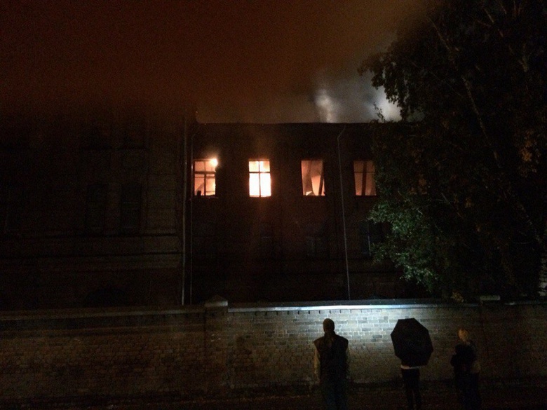 Бывшее здание ТВМИ горит уже шесть часов (фото)