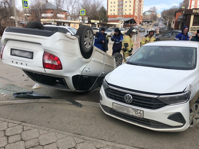 Lada перевернулась после столкновения с Volkswagen на Московском тракте