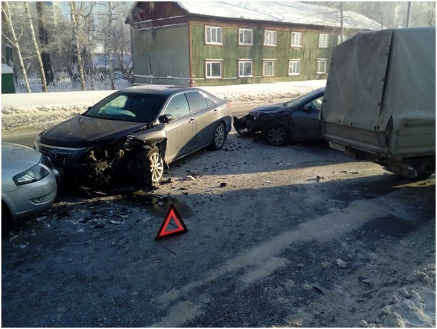 Женщина и ребенок пострадали в столкновении 5 авто в Томске