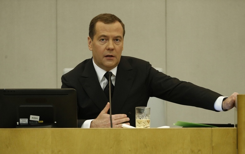 Медведев поручил МВД пресечь оборот некурительных смесей с никотином