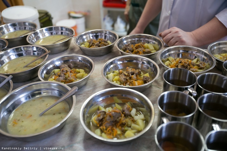 Проверки пройдут в школах Томска из-за жалоб на качество питания в первый день учебы