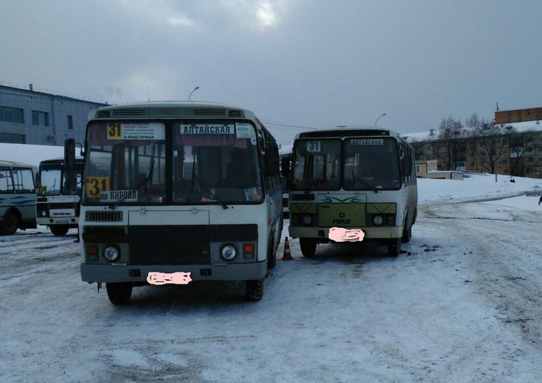 Водителя ПАЗа зажало между двумя маршрутками в Томске