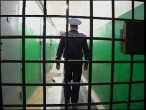 Милиционер ответит за избиение задержанных