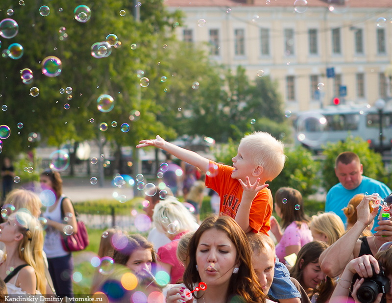 На Новособорной прошло шоу мыльных пузырей (фото)