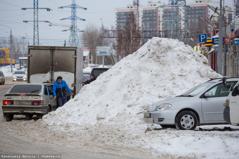 Мэр Томска пригрозил штрафами предприятиям, складирующим снег на дорогу