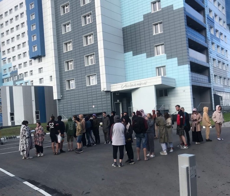 Томских студентов эвакуировали из общежития по пожарной тревоге, а после попросили выстроиться буквой Z