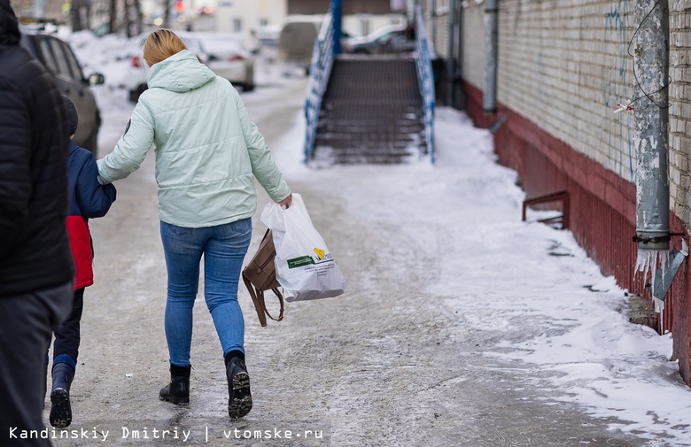 Скользкие улицы и дворы: что происходит с уборкой тротуаров в Томске