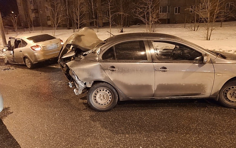 Женщина пострадала при столкновении встречных машин в Томске