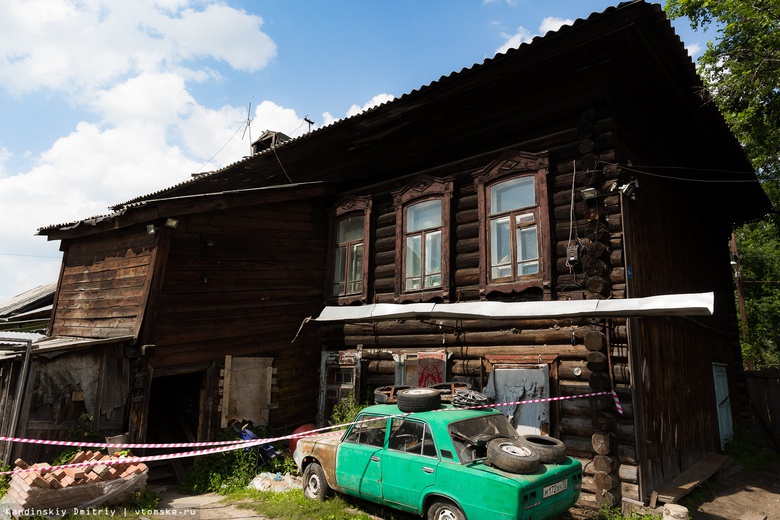 Спасатели эвакуировали жителей деревянного дома в Томске из-за угрозы обрушения