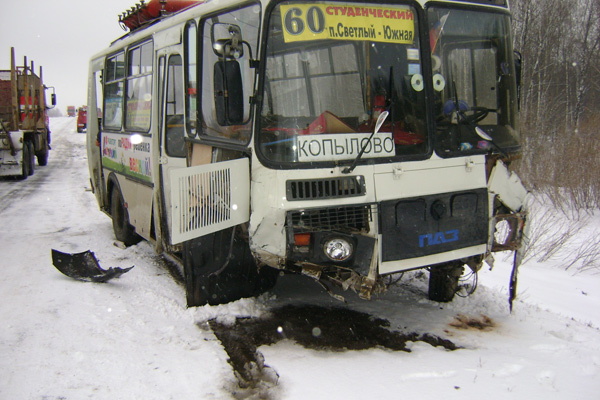 У Межениновской птицефабрики столкнулись автобус и три автомобиля (фото)