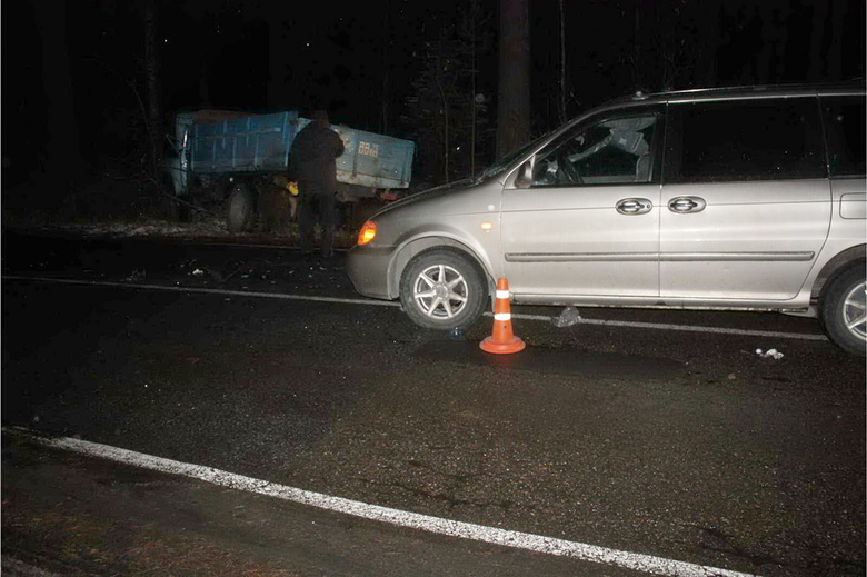 В результате ДТП водитель, ремонтировавший автомобиль, попал под свою машину