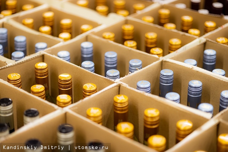 Немаркированные 100 тыс бутылок алкоголя и 70 тыс пачек сигарет нашли в Томской области
