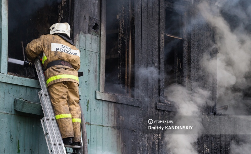 Расселенный дом загорелся около Транспортной площади в Томске