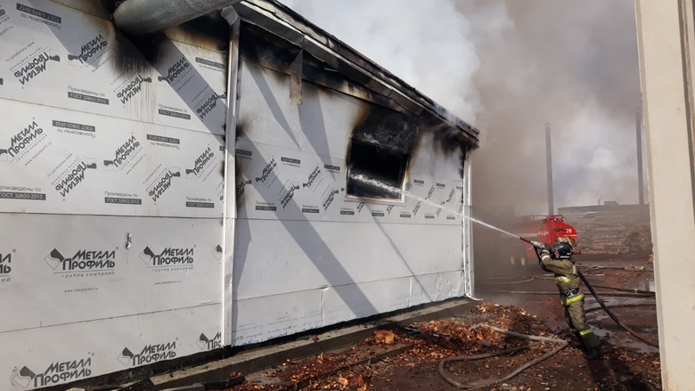 Более 30 человек тушат пожар на крупном складе в Асино