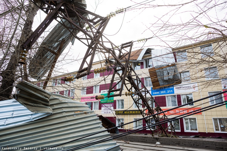 Оторвавшийся кусок крыши повредил ЛЭП в Томске