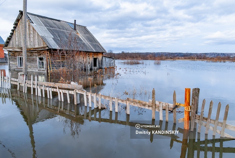 Очередные затопленные дома и откачка воды: паводок в Томске 16 апреля