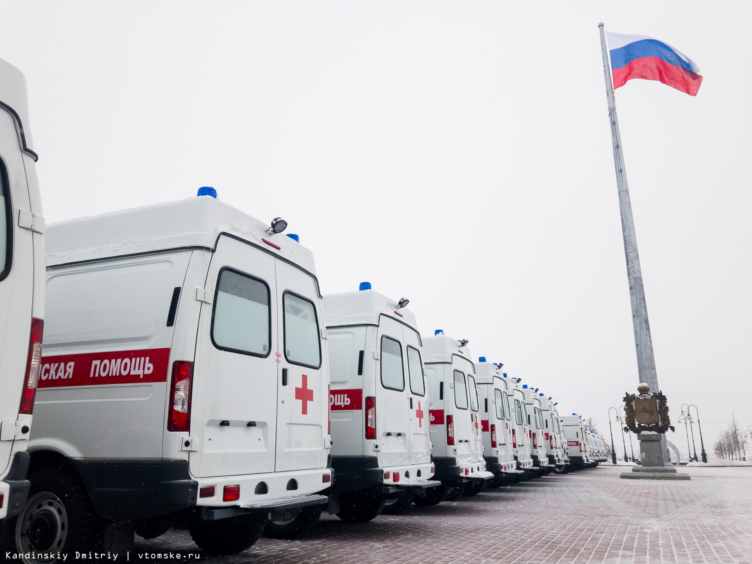 Томские машины скорой. Машина скорой помощи военных СССР. Автомобили скорой помощи США.