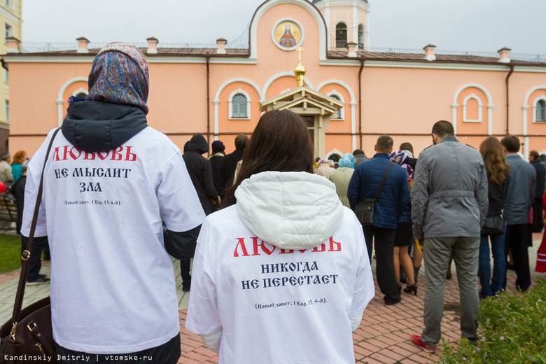 Праздник семьи, любви и верности отметили молебном и концертом этноколлективов (фото)