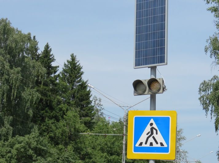 Возле Горсада появился светофор с солнечной батареей (фото)