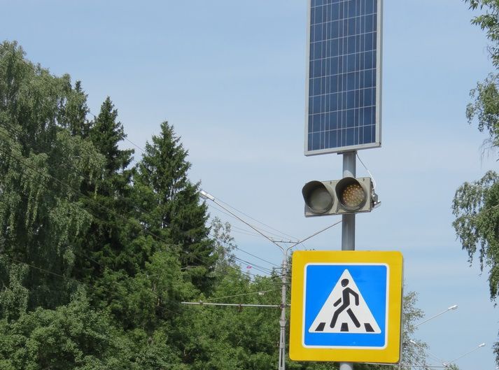 Возле Горсада появился светофор с солнечной батареей (фото)