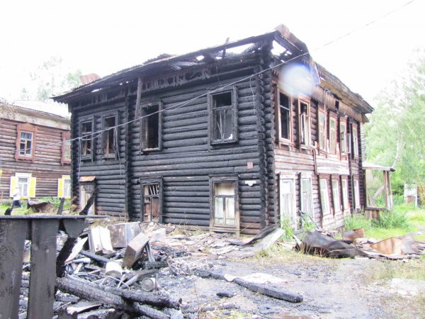Вокруг домов, пострадавших от пожаров, поставят заборы