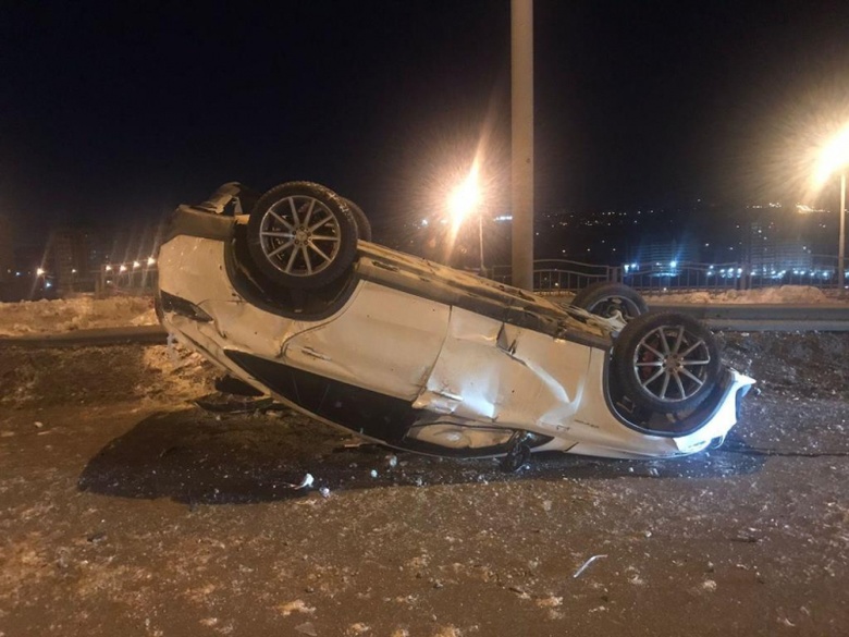 Mercedes перевернулся на крышу в Томске. Пострадал пассажир машины