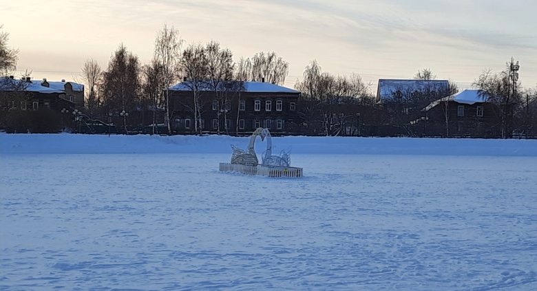 Восстановлены сгоревшие фигуры лебедей на Белом озере Томска