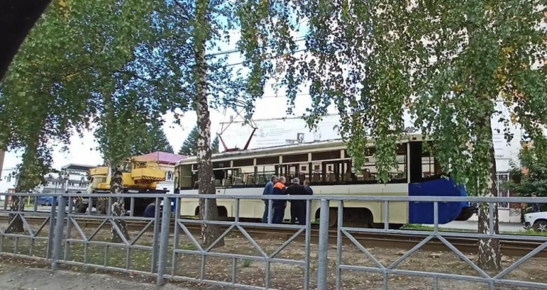 Женщину доставили в больницу после схода трамвая с рельсов в Томске