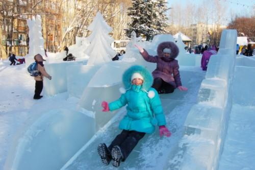 Ледовые городки и елки открылись в Ленинском районе (фото)