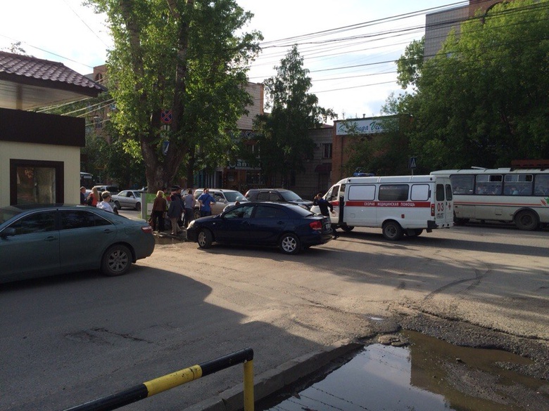 Иномарка сбила женщину с ребенком на «зебре» на Учебной (фото)